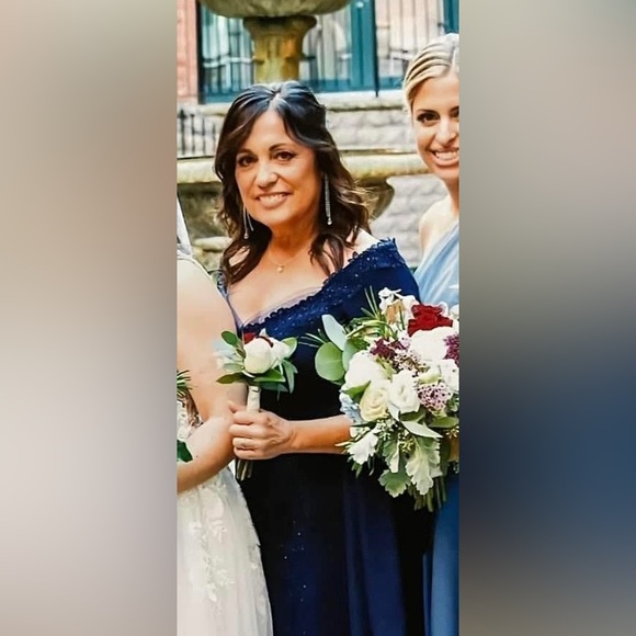 Stunning ‘Ideas by Barbara’ couture gown - Picture 3 of 3